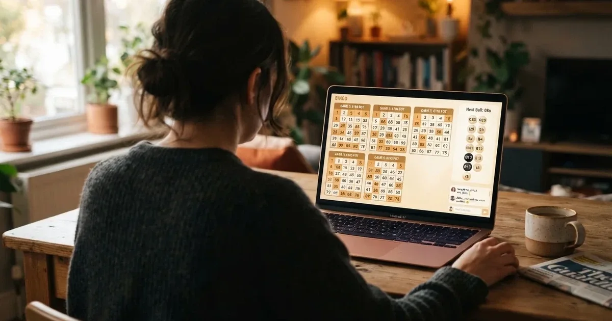 Sala de bingo online con varios cartones digitales activos, chat de jugadores y marcador de bolas cantadas en pantalla